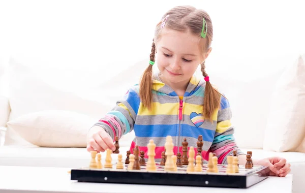 笑顔の女の子はチェスをしている — ストック写真