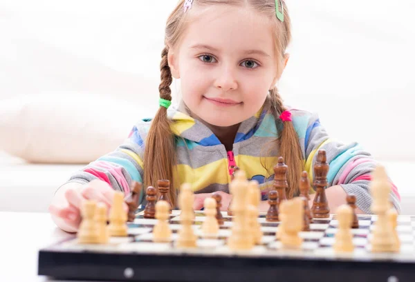 Menina bonito jogar xadrez — Fotografia de Stock