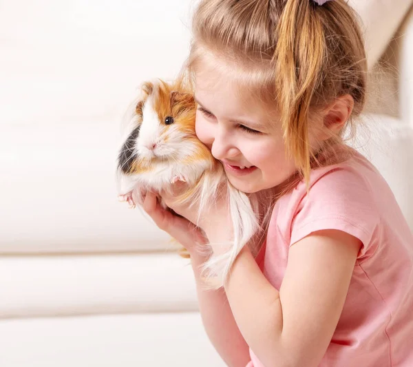 Ребенок веселится с подопытным кроликом — стоковое фото