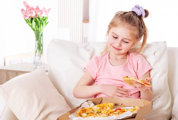 Kid like recently delivered pizza — Stock Photo, Image