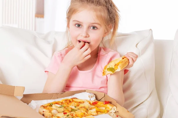 Miúdo como a pizza entregue recentemente — Fotografia de Stock