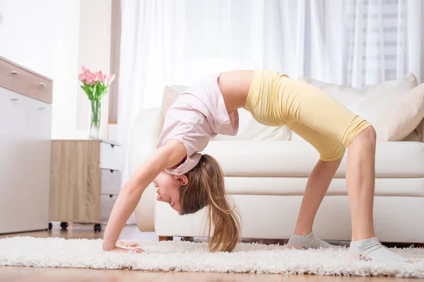 Atleta haciendo ejercicio en casa — Foto de Stock