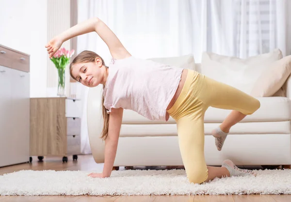 Adolescente haciendo ejercicios en interiores — Foto de Stock