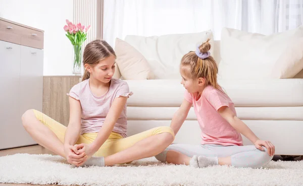 Mädchen meditieren zu Hause — Stockfoto