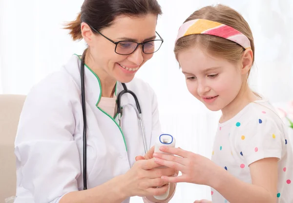 Kinderarzt zeigt Testergebnisse — Stockfoto