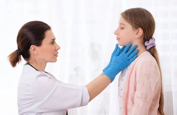 Kinderarzt überprüft Lymphknoten von Teenagern — Stockfoto