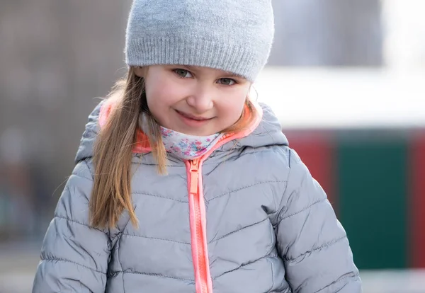 Маленькая девочка на улице в зимней одежде — стоковое фото
