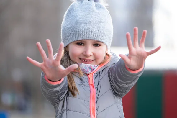 Mädchen zeigt ihre Handflächen mit Kreide — Stockfoto