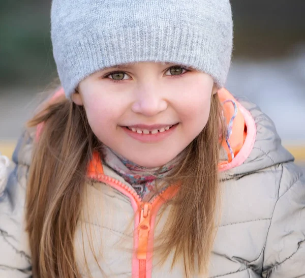 Kış giyim, açık havada küçük kız — Stok fotoğraf