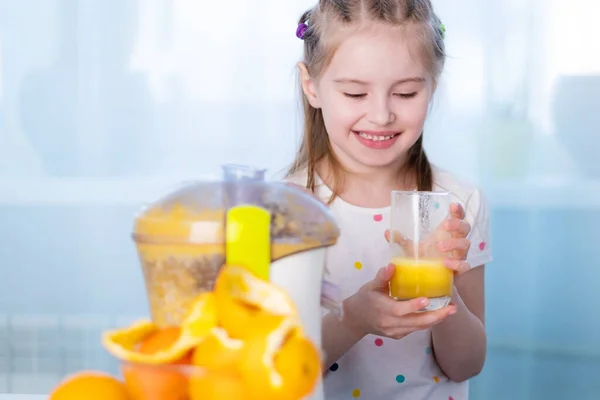 幸せな子供を作るオレンジジュース — ストック写真