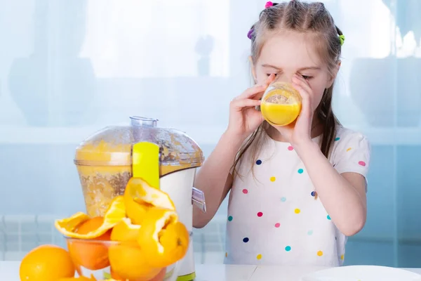Küçük kız taze portakal suyu deniyor. — Stok fotoğraf