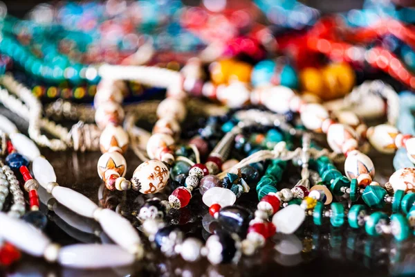 Geflochtene Armbänder mit Perlen — Stockfoto