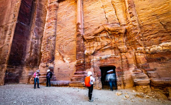 Entrada en la cueva de roca Petra, Jordania — Foto de Stock