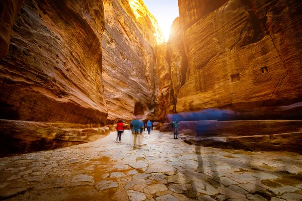 Grupp av turister mellan klippor, Jordanien — Stockfoto
