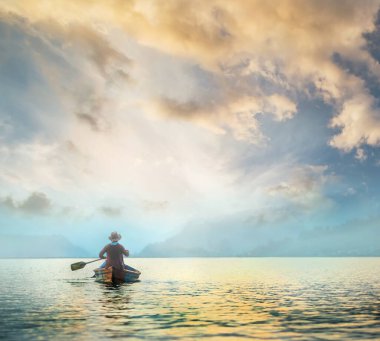 Deniz kıyısında bir balıkçı teknesi