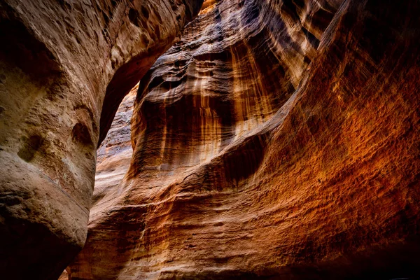 Entrada rochosa em Petra, Jordânia — Fotografia de Stock