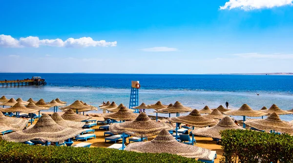 Seaside with beach umbrellas — Stock Photo, Image
