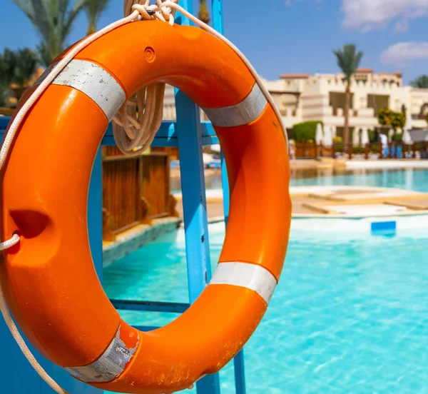 Piscina del hotel con salvavidas — Foto de Stock