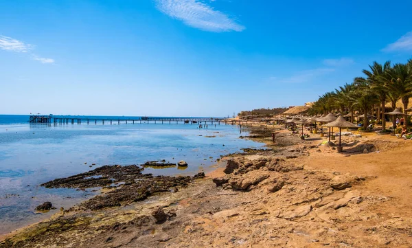 Hot tropic seaside with warm sea — Stock Photo, Image