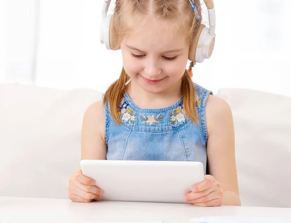 Klein kind luisteren naar muziek — Stockfoto