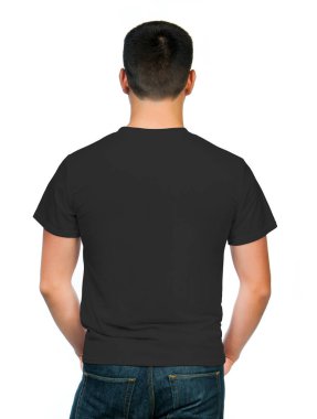 Genç bir adamın üzerinde siyah tişört.