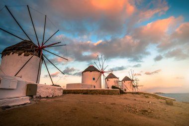 Mykonos windmills gün batımında