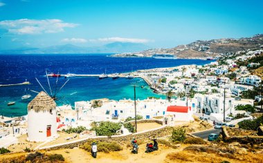 Yel değirmeni ile Mikonos kentinin güzel manzara