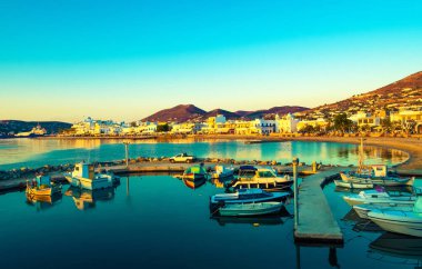 Gün batımında Paros Adası