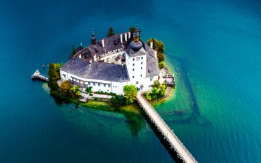 Avusturya'daki Gmunden Schloss Gölü'nün havadan görünümü