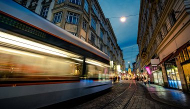 Linz, Avusturya'nın merkezinde akşam tramvayı