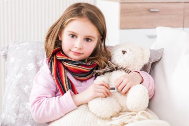 Hasta kız Teddy ölçüm sıcaklığı ayılar