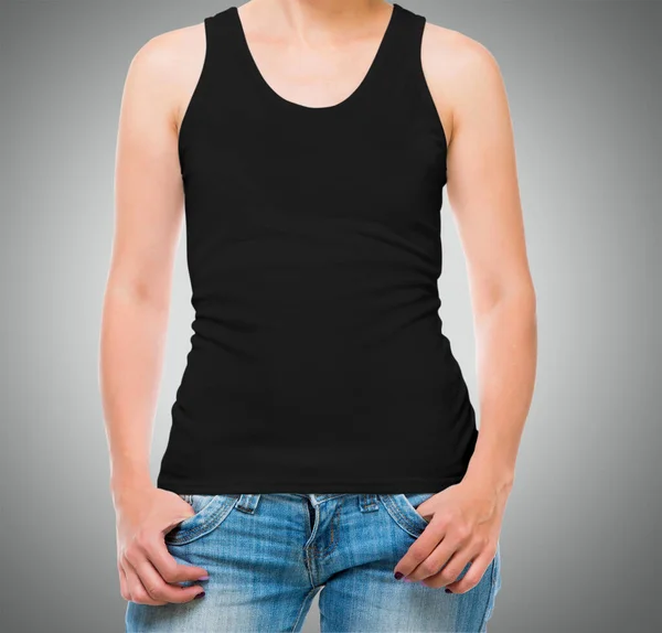 Camisa singlet feminina preta em uma jovem mulher — Fotografia de Stock