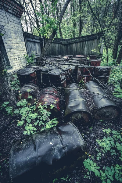 Barrel Chemikalien in der Sperrzone von Tschernobyl — Stockfoto