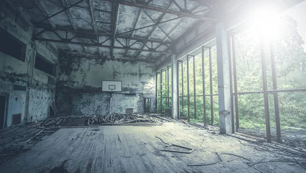 Forlatt radioaktiv skole i Pripyat – stockfoto