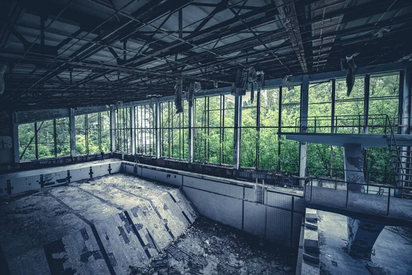 Заброшенная радиоактивная школа в Припяти — стоковое фото