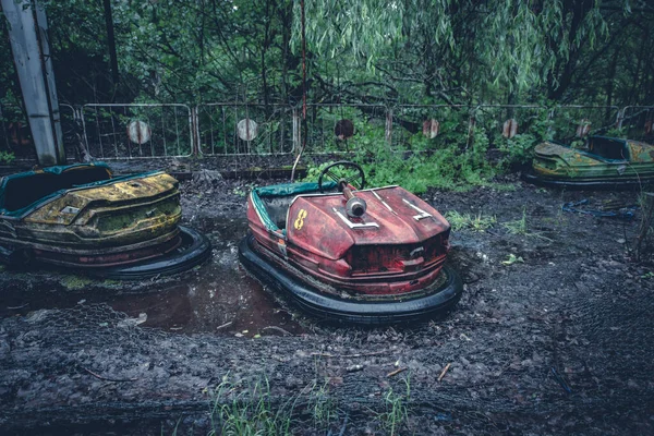 Voitures radioactives dans le parc d'attractions à Tchernobyl — Photo