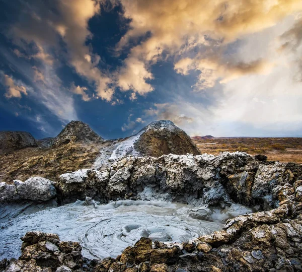 日落时哥布斯坦的泥火山 — 图库照片