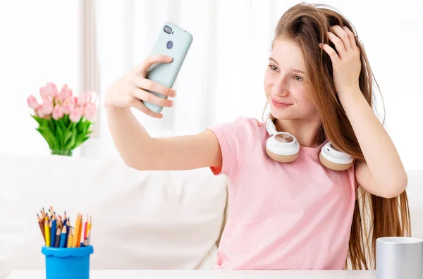 Teenager macht Selfie am Telefon — Stockfoto
