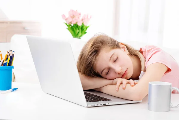 Tiener slapend aan het bureau — Stockfoto