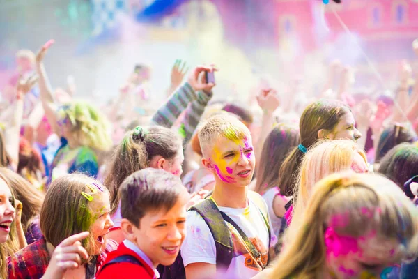 Holi fête des couleurs célébrant — Photo