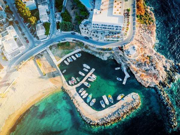 Kleine motorboten afgemeerd bij dock, Paros island, Griekenland, bekijken van bovenaf — Stockfoto