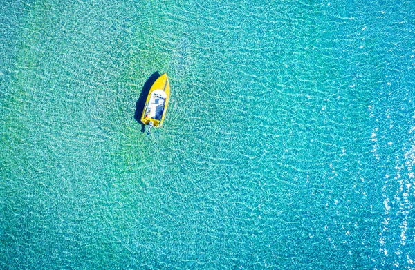 Fotografia aérea de lancha amarrada em água do mar azul-turquesa, Grécia — Fotografia de Stock