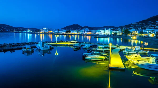 Molo z łodzią rybacką na światłach nocnych — Zdjęcie stockowe