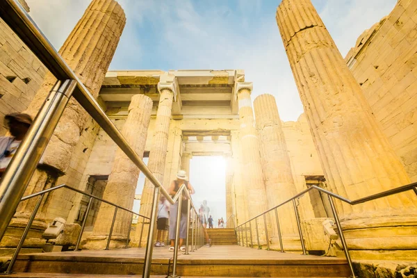 Turisták átmennek a Propylaea bejárat a Parthenon, a Bemozdítás — Stock Fotó