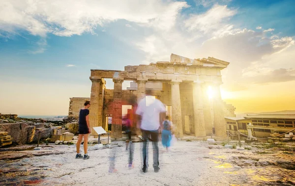 Menschen, die um die Ruinen des Parthenon gehen, Bewegungsunschärfe — Stockfoto