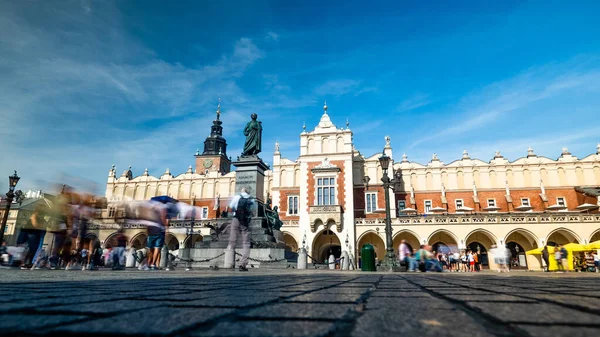 Cracóvia, Polônia, vista sobre a praça do mercado da cidade velha — Fotografia de Stock