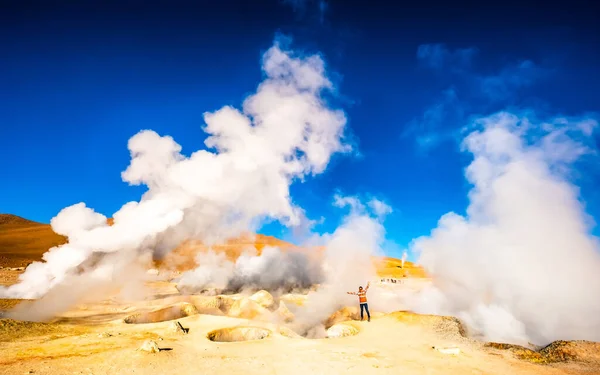 Menina perto de geysers fumegantes na Bolívia — Fotografia de Stock