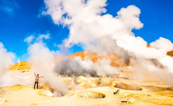 Menina perto de geysers fumegantes na Bolívia — Fotografia de Stock