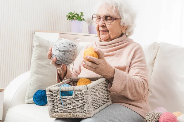 Abuela elegir cordones — Foto de Stock