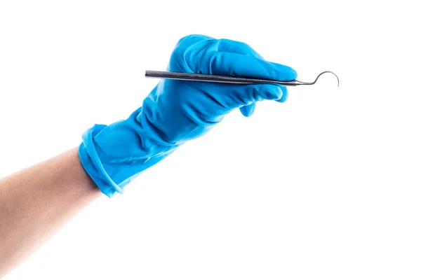 Hand in blauwe handschoen houder tandheelkundige metalen stok geïsoleerd — Stockfoto